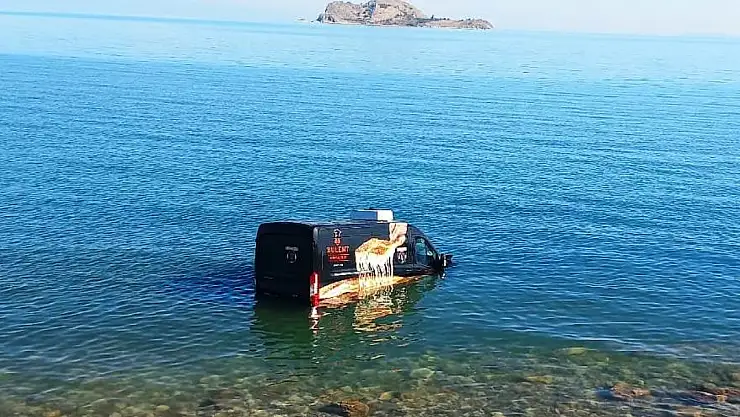 Börekçi aracı Van Gölü'ne uçtu: 1 yaralı