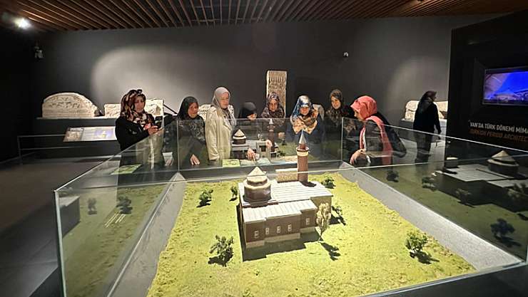 Büyükşehir Belediyesi kadın ve çocuklara müzeyi gezdirdi