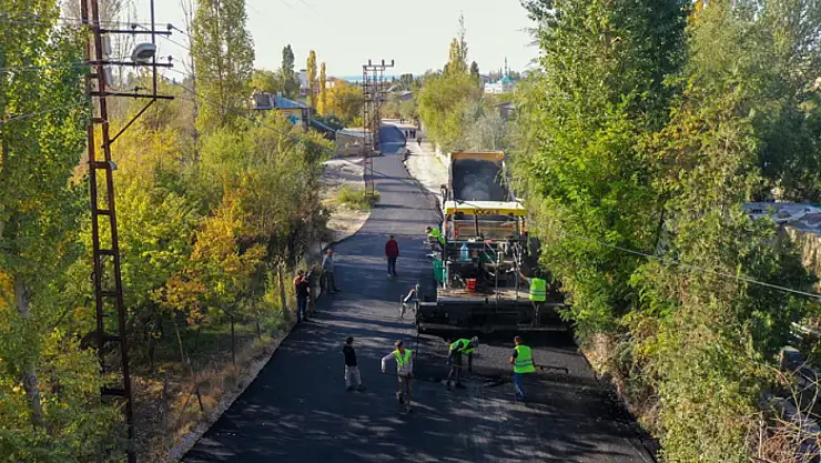 Büyükşehir Belediyesi Süphan caddesini asfaltlıyor