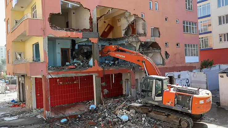 Büyükşehir Belediyesi yol güzerhahında kalan binanın yıkımını yapıyor