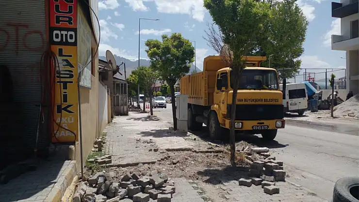 Büyükşehir'den kaldırım çalışması