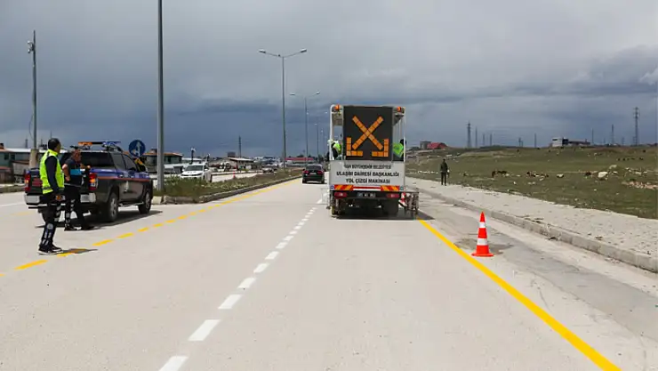 Büyükşehir'den yol çizgisi çalışması