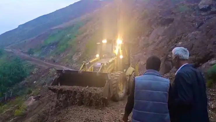 Büyükşehir selden kapanan yolları açtı