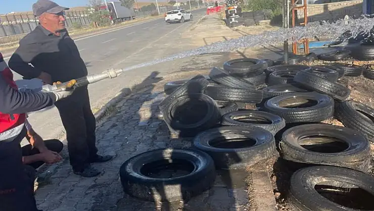 Çaldıran'da atık araç lastikleri yandı