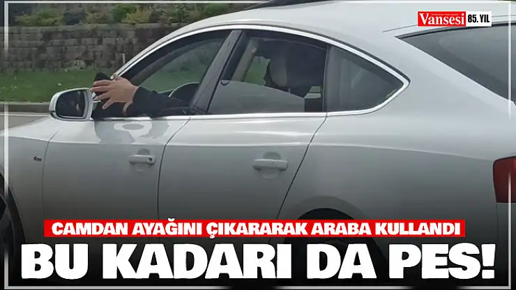Camdan ayağını çıkaran sürücü 'bu kadarına da pes' dedirtti