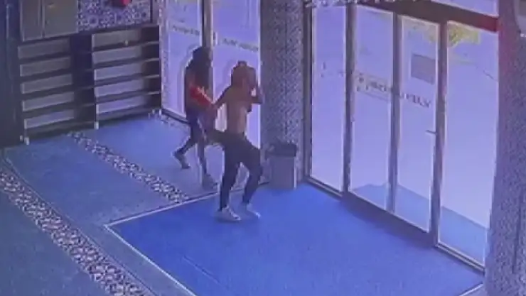 Camiden yangın söndürme tüpü çalan hırsızlar güvenlik kamerasında