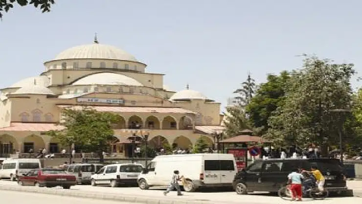 CAMİLER DOLDU TAŞTI