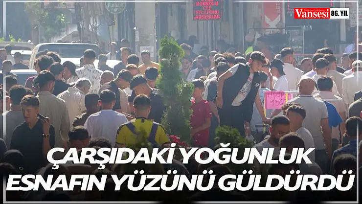 Çarşıdaki yoğunluk esnafın yüzünü güldürdü