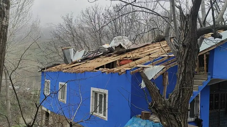 Çatak'ta fırtına hasara neden oldu