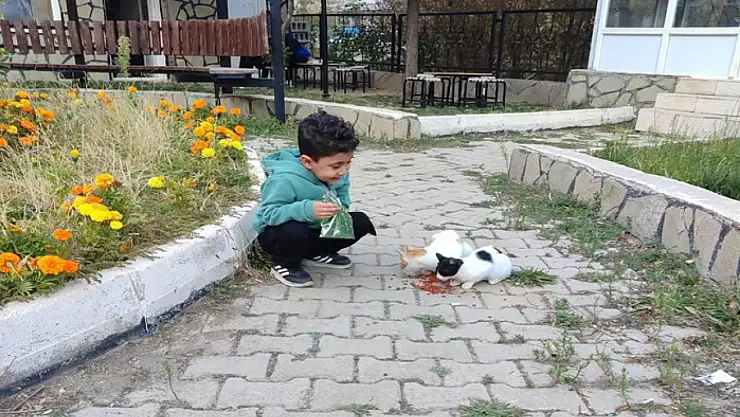 Çatak'ta minik öğrencilerden anlamlı davranış