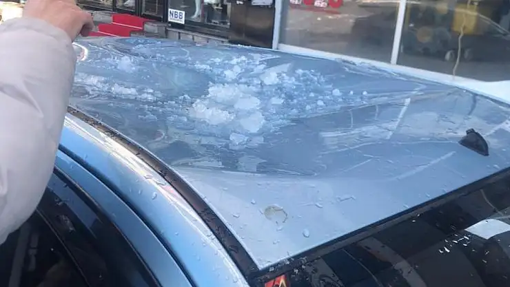 Çatıda biriken kar kütlesi araçların üzerine düştü