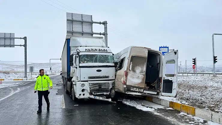 Çekici ile minibüs çarpıştı 2'si ağır 8 yaralı