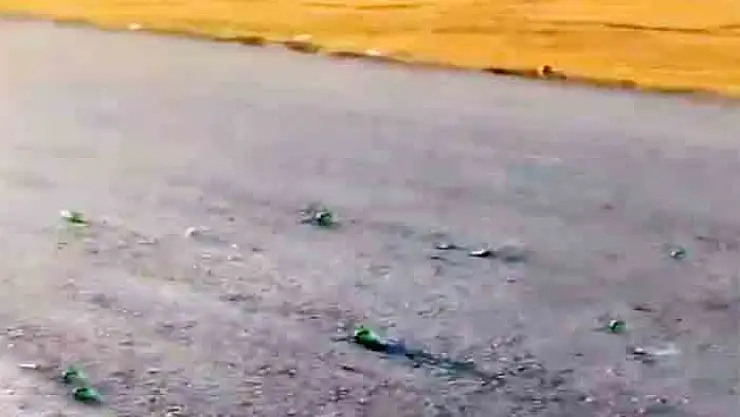 Çevre Yolu'na atılan cam şişeler araçların lastiklerini patlattı