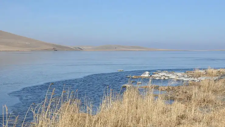 Çıldır Gölü kısmen dondu