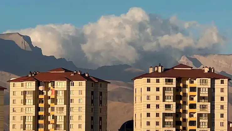 Cilo Dağı üzerindeki bulut kümesiyle mest etti