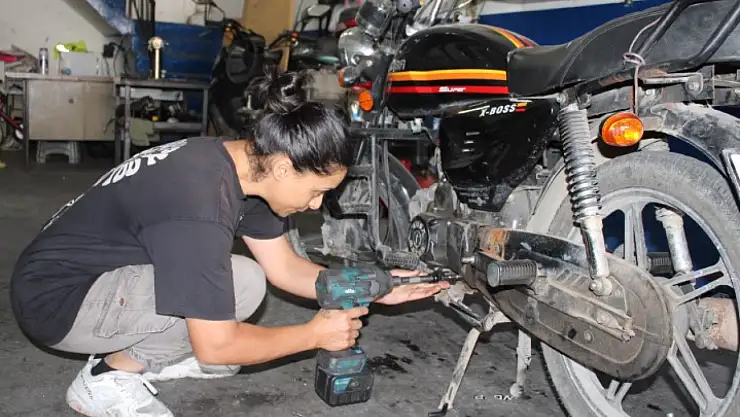 Çırak bulamayan eşine destek için başladı, motor ustası oldu