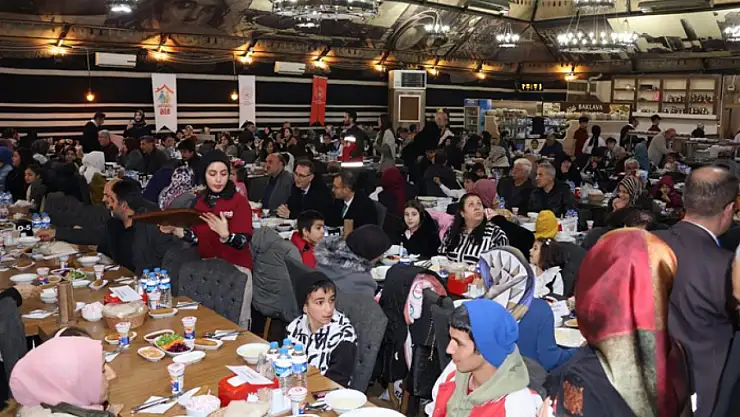 Çocuklar sevgi sofrasında iftar açtı