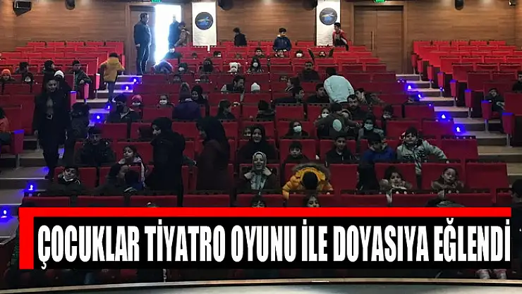 ÇOCUKLAR TİYATRO OYUNU İLE DOYASIYA EĞLENDİ