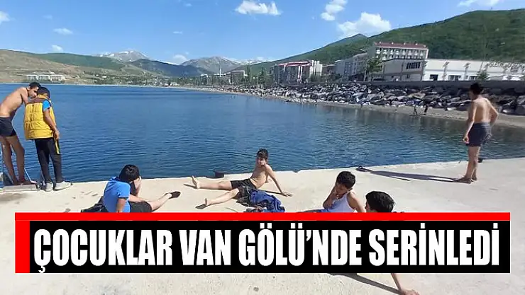 Çocuklar Van Gölü'nde serinledi