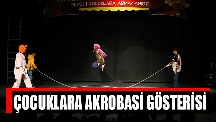 Çocuklara akrobasi gösterisi