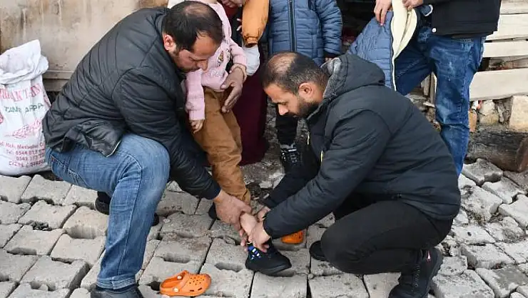 Çocuklara bot ve mont dağıttı