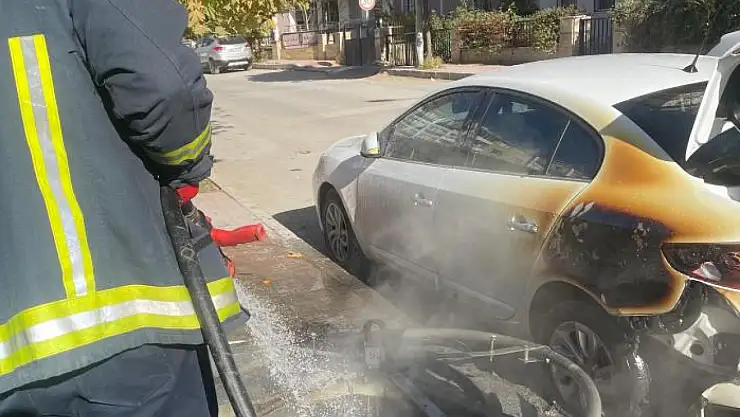 Çöpe atılan yanıcı madde otomobili yaktı