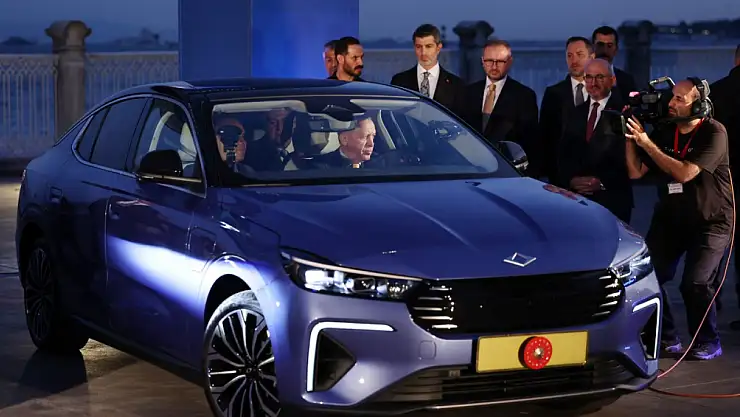 Cumhurbaşkanı Erdoğan'a, TOGG'un yeni modeli T10F hediye edildi