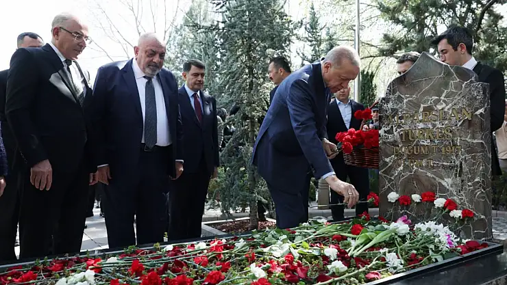 Cumhurbaşkanı Erdoğan, Alparslan Türkeş'in kabrini ziyaret etti