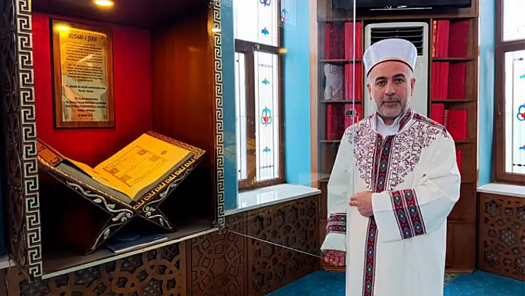 Cumhurbaşkanı'nın hediye ettiği 428 yıllık Kur'an-ı Kerim replikası ilgi görüyor