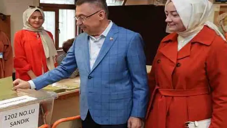 Cumhurbaşkanı Yardımcısı Fuat Oktay Ankara'da oy kullandı