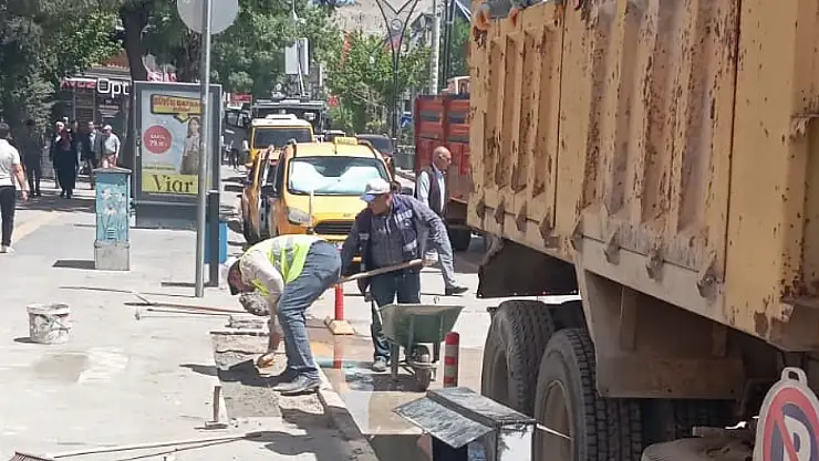 Cumhuriyet Caddesi'nde kaldırım onarım çalışmaları
