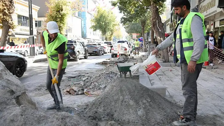 Cumhuriyet Caddesi'nde kaldırım yenileme çalışmaları sürüyor