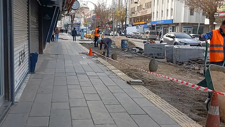 Cumhuriyet Caddesi'ndeki kaldırımlarda bakım-onarım çalışması sürüyor