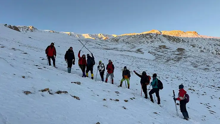 Dağcılardan Öğretmenler Günü'ne özel tırmanış
