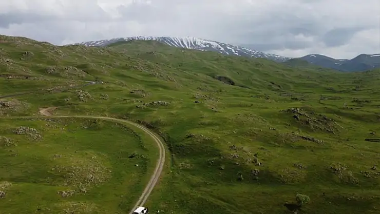 Dağlar yağmur sonrası yeşile büründü