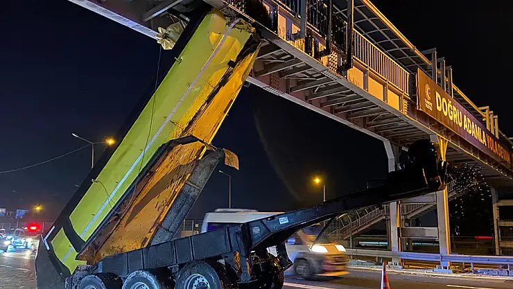 Damperi açılan hafriyat kamyonu üst geçide çarptı