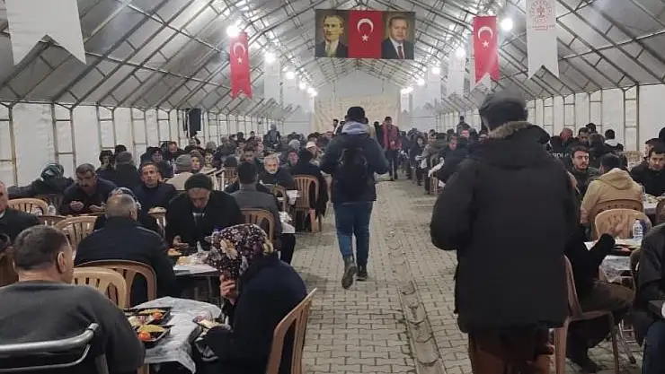 Deprem bölgesinde ilk iftar yapıldı