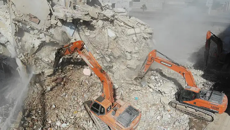 Deprem bölgesinde iş makinaları yeniden çalışmaya başladı