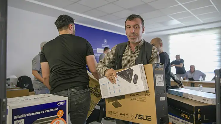 Deprem bölgesindeki basına teknik ekipman desteği