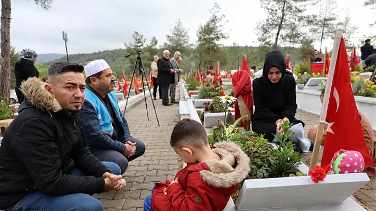 Deprem şehitleri mezarlığında gözyaşları sel oldu