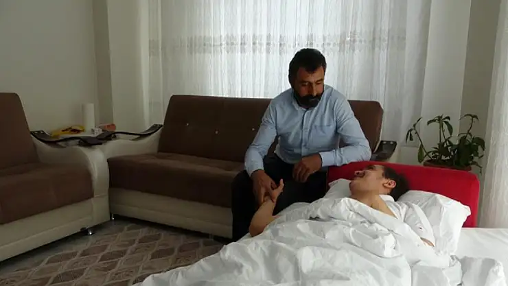 Depremde dili boğazına kaçan Muhammed'in yaşam mücadelesi sürüyor
