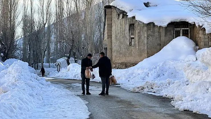 Depremde hayatını kaybedenler için köy köy gezerek ekmek dağıttı