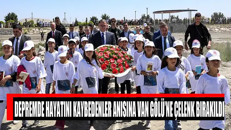 Depremde hayatını kaybedenler anısına Van Gölü'ne çelenk bırakıldı