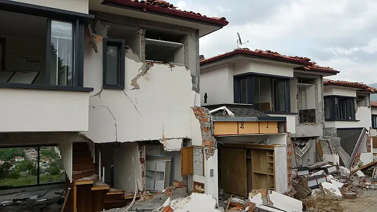 Depremin vurduğu milyonluk villalar için yıkım kararı