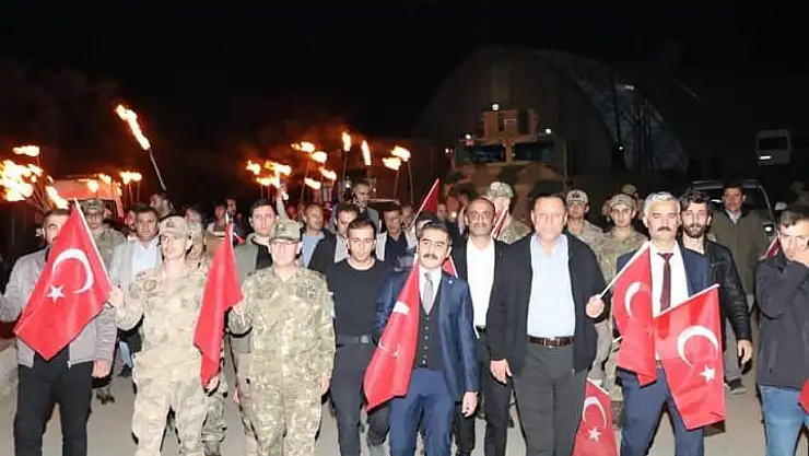 Derecik'te Cumhuriyet Yürüyüşü