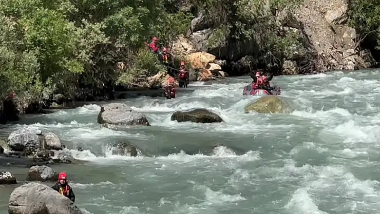 Derede kaybolan genci arama çalışmaları sürüyor