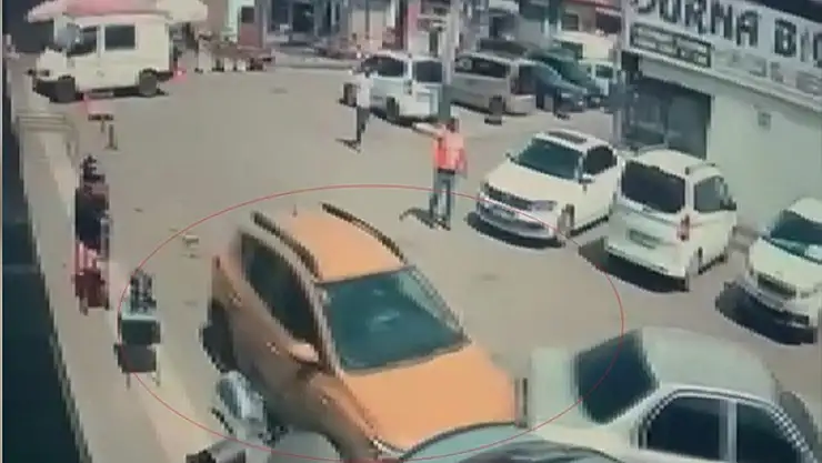 Direksiyon başında rahatsızlanan sürücü 6 araca çarptı