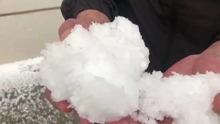 Dolu yağışı kenti beyaza bürüdü