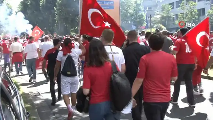 Dortmund sokakları yine kırmızı-beyaz
