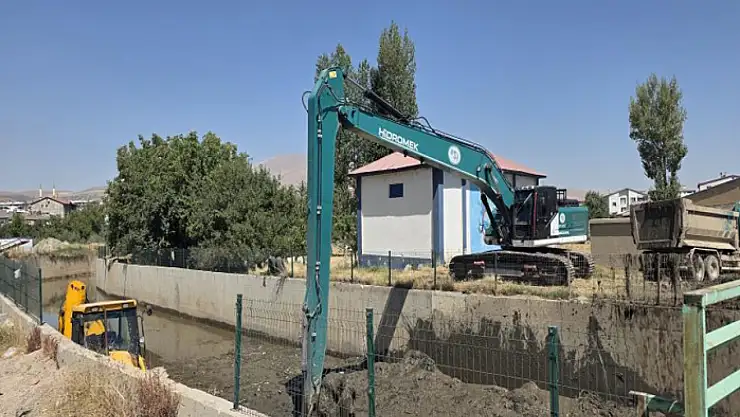 DSİ 17. Van Bölge Müdürlüğü, Tatvan'daki dereleri temizledi